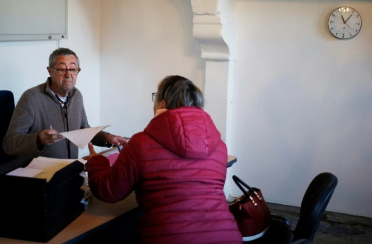 Le Dr François Aulombard, retraité depuis deux ans, reçoit une patiente dans un centre de santé, le 26 février 2019 à Coutances, dans La Manche