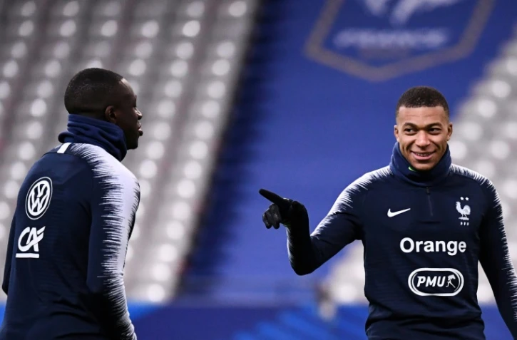 L'attaquant Kylian Mbappé (d) et le latéral Benjamin Mendy à l'entraînement au Stade de France de Saint-Denis, le 13 novembre 2019