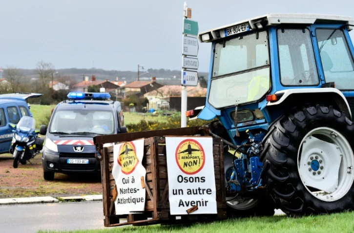 Des opposants à un projet d'aéroport international près de Nantes protestent avec des tracteurs le 11 janvier 2016 à Viais