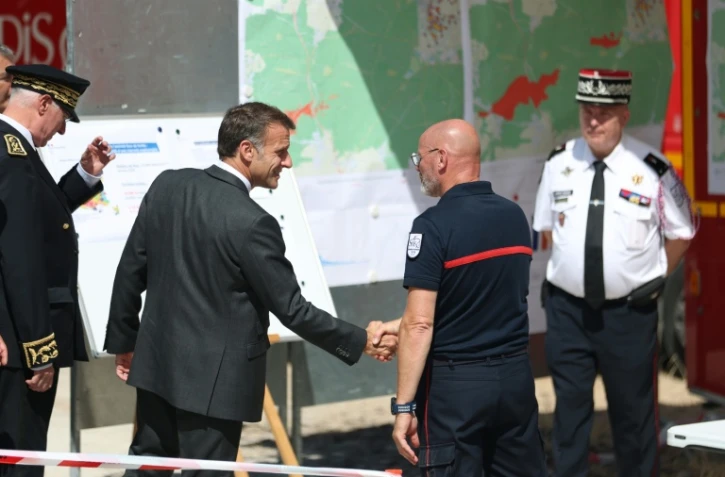 Le président Emmanuel Macron en visite au poste de commandement central des pompiers, pendant un incendie dans la forêt de Fontainebleau, le 16 juillet 2026 à Noisy-sur-Ecole, en Seine-et-Marne