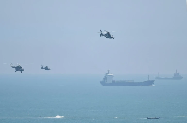 Des hélicoptères militaires chinois volent près de l'île chinoise de Pingtan le 4 août 2022, au premier jour d'exercices militaires 