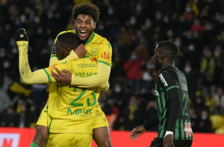 Randal Kolo Muani enlacé par son passeur Willem Geubbels après avoir marqué le 2e but du FC Nantes contre Lens au stade de la Beaujoire, le 10 décembre 2021