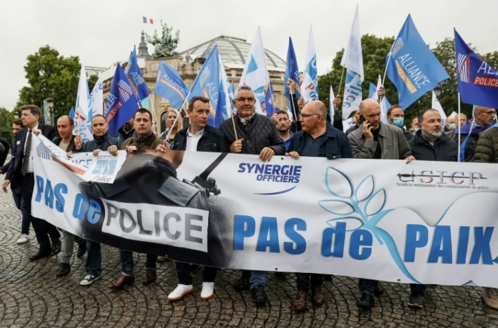Manifestation de syndicats de police le 12 juin 2020 sur les Champs-Elysées à Paris