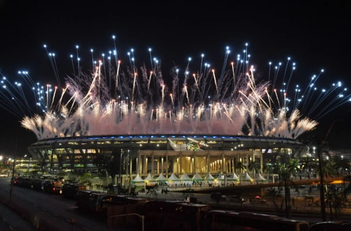 Des feux d'artifice au-dessus du stade  Maracana lors de la cérémonie d'ouverture des jeux Olympiques de Rio de Janeiro le 5 août 2016