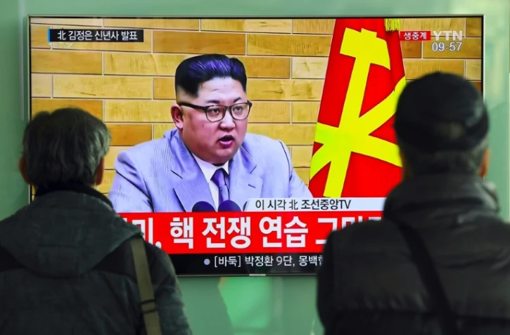 A Seoul, des passants regardent les voeux télévisés du leader nord-coréen, Kim Jong-Un, le 1er janvier 2018