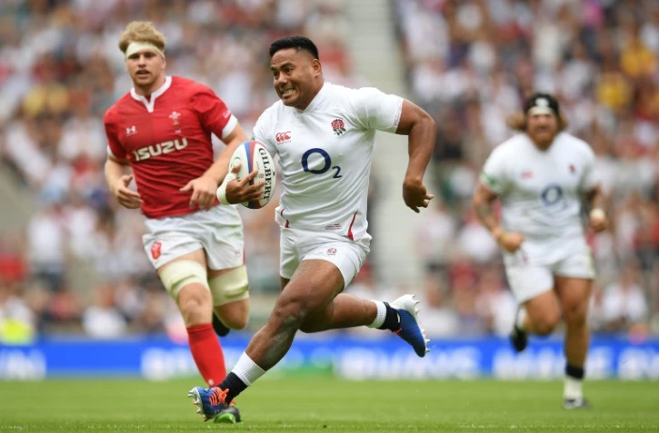 L'Anglais Manu Tuilagi avec le ballon lors de la victoire sur le pays de Galles au stade de Twickenham le 11 août 2019 à Londres
