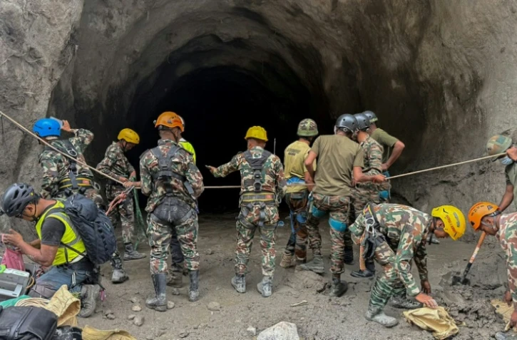 Photo diffusée par l'armée népalaise le 31 août 2026 montrant des militaires menant une opération de recherche et de sauvetage sur le site d'un tunnel du projet hydroélectrique de Rasuwagadhi, dans le district de Rasuwa, au Népal