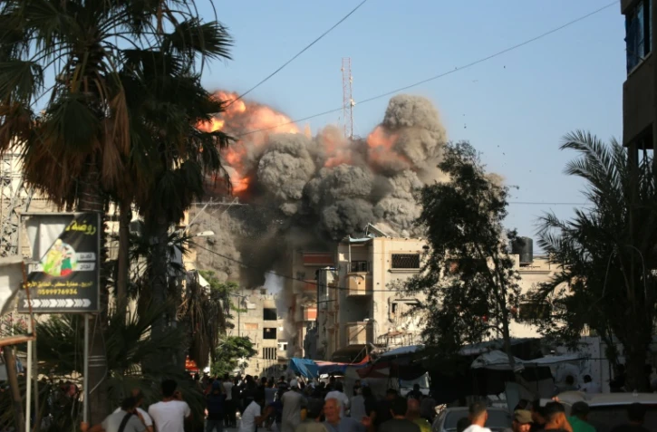 Une boule de feu et un nuage de fumée s'élèvent après une frappe aérienne israélienne contre la localité d'al-Bureij, dans le centre de la bande de Gaza, le 3 juin 2024