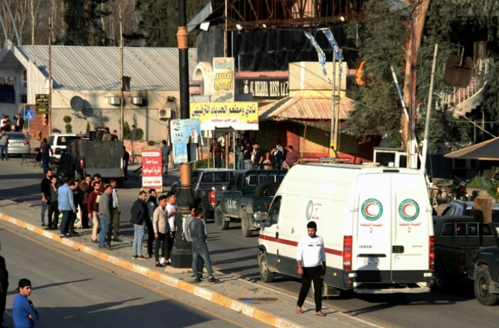 Des ambulances transportent corps et blessés après le naufrage d'un bac sur le Tigre à Mossoul, dans le nord de I'Irak, le 21 mars 2019