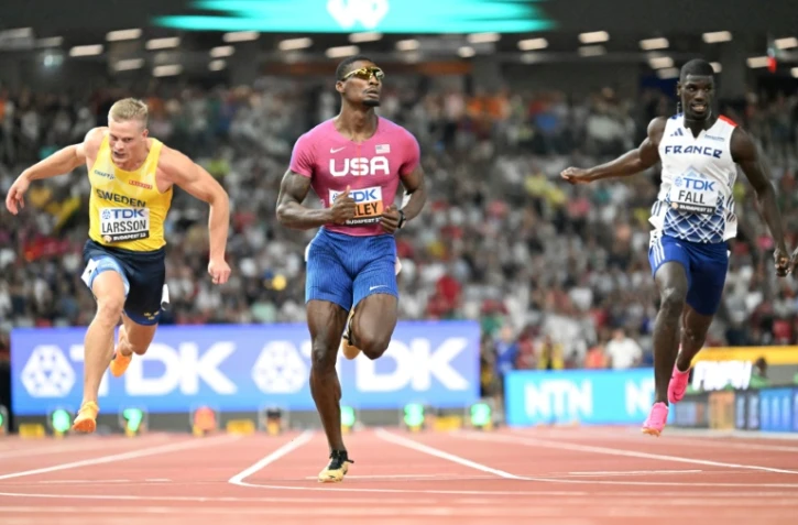 L'Américain Fred Kerley (c) lors des séries du 100 aux Mondiaux de Budapest, le 19 août 2023