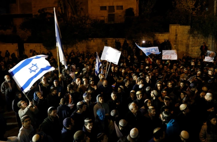 Des Israéliens, la plupart venant de colonies en Cisjordanie occupée, manifestent devant la résidence du Premier ministre Benjamin Netanyahu à Jérusalem le 13 décembre 2018, après les attaques palestiniennes