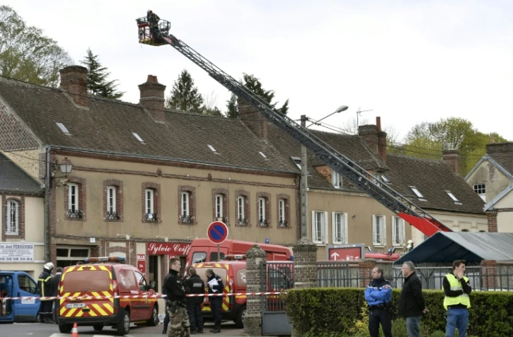 Des pompiers et des policiers arrivent sur les lieux d'une explosion à Nonancourt, dans l'Eure, le 23 avril 2016