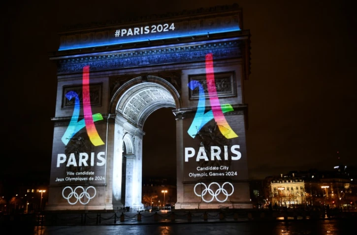 Le logo officiel de la candidature de Paris aux JO-2024 projeté sur l'Arc de Triomphe à Paris, le 9 février 2016