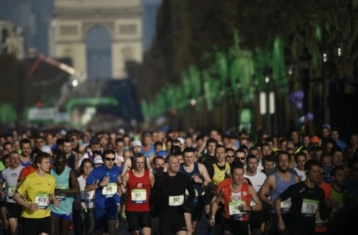 Départ de la 40e édition du marathon de Paris sur les Chapms-Elysées, le 3 avril 2016 