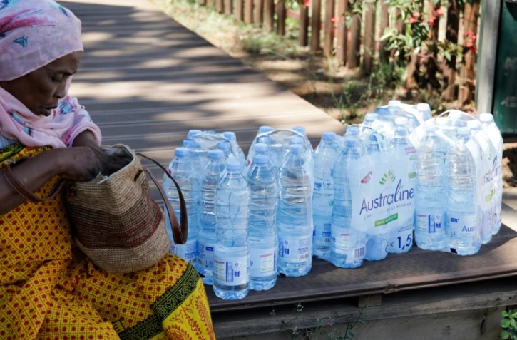 Distribution de centaines de milliers de bouteilles d'eau à Mayotte, le 21 septembre 2023