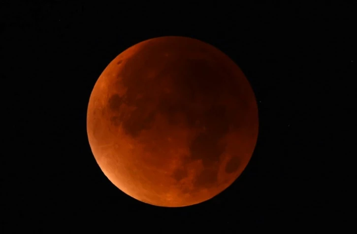 La lune rouge photographiée depuis Essen, dans l'ouest de l'Allemagne, le 28 septembre 2015