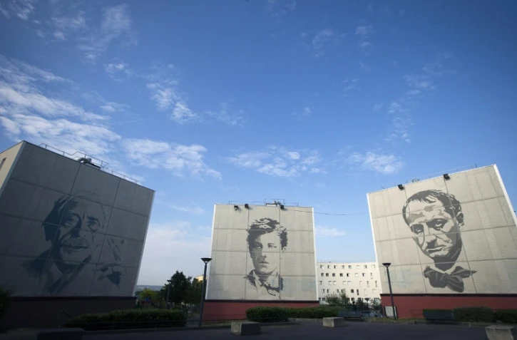 Vue en date du 11 juin 2015 des portraits de Paul Valery, Arthur Rimbaud et Charles Baudelaire sur des bâtiments à Chanteloup-les-Vignes