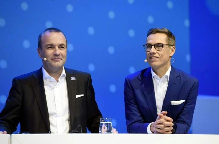 L'Allemand Manfred Weber (G) et le Finlandais Alexander Stubb (D) lors d'un débat à Helsinki, Finlande, le 7 novembre 2018.