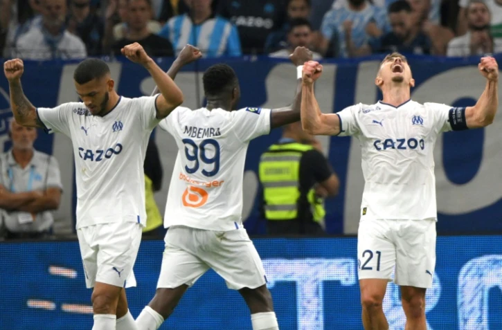 Les joueurs marseillais Luis Suarez (gauche), Chancel Mbemda (centre) et Valentin Rongier célèbrent la victoire de l'OM face à Nantes en Ligue 1, le 20 août 2022 au stade Velodrome
