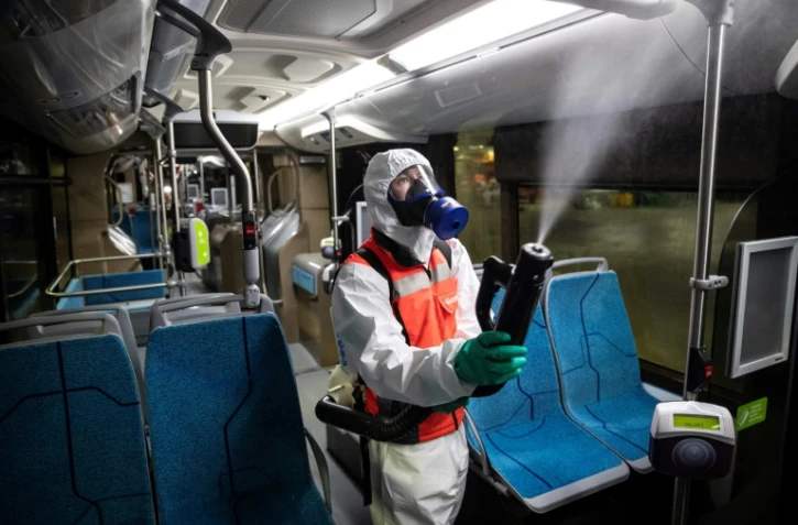 Désinfection d'un autobus de la RATP le 5 mai 2020 dans un dépôt à Ivry-sur-Seine près de Paris