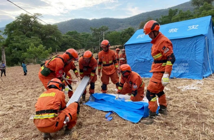 Des pompiers installent des tentes temporaires pour les personnes évacuées suite au tremblement de terre dans la préfecture de Dali dans la province du Yunnan le 22 mai 2021