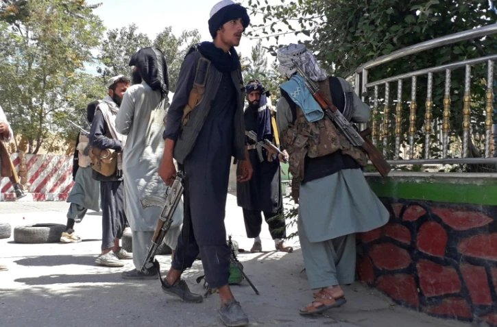 Des talibans dans une rue de Ghazni après la prise de la ville, le 12 aout 2021 en Afghanistan