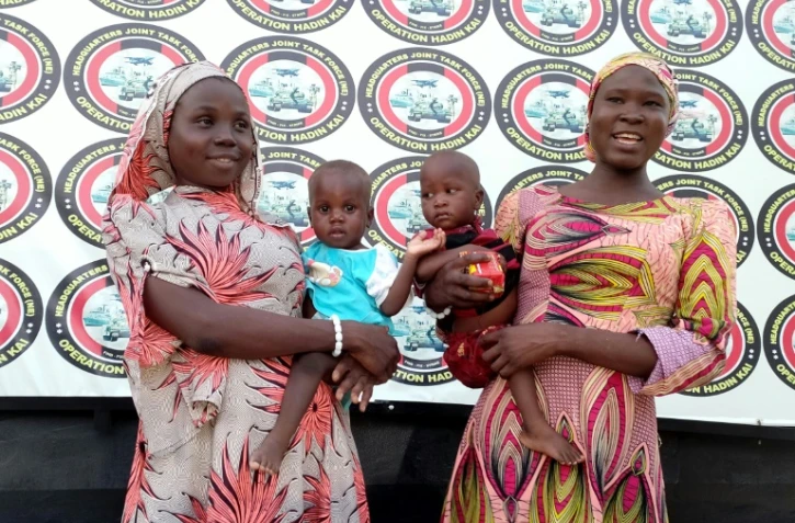 Les deux rescapées du groupe des "filles de Chibok" lors de leur présentation par l'armée à Maiduguri, Nigeria, le 21 juin 2022