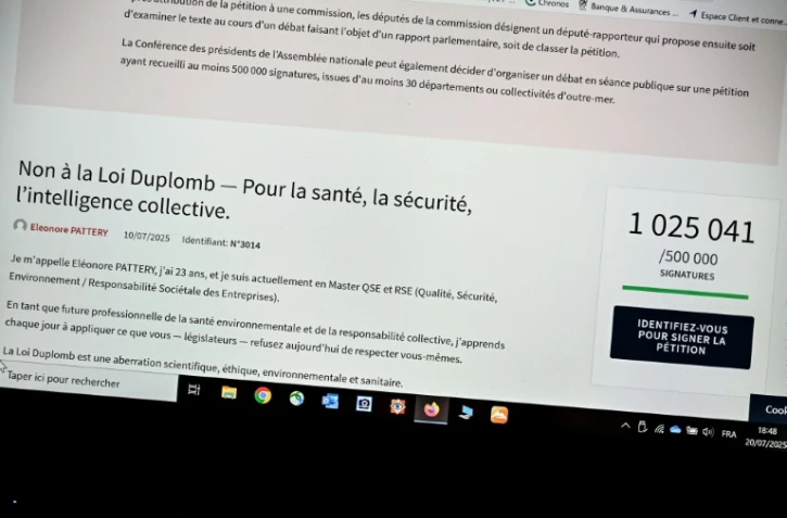 La pétition contre la loi Dumplomb mise en ligne sur le site Internet de l'Assemblée nationale affichée sur un écran d'ordinateur, le 20 juillet 2025