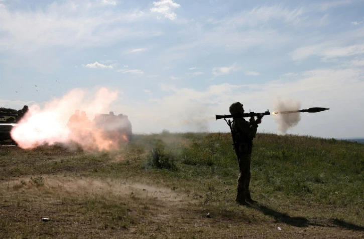 Un militaire ukrainien tire avec un lance-roquettes lors d'un exercice militaire non loin de la ligne de front dans la région de Donetsk, le 8 juin 2023