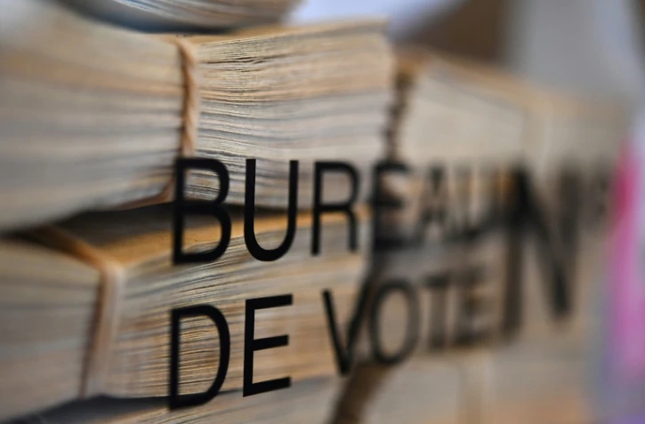 Aux urnes malgré tout. Les Français ont commencé à voter dimanche pour le premier tour des municipales dans un pays à l'arrêt à cause de la crise du coronavirus