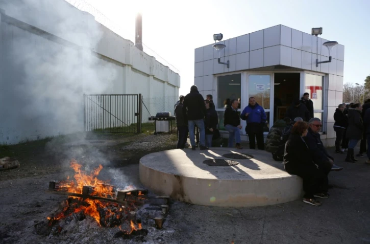 Des gardiens de prison rassemblés devant la prison de Borgo à Bastia, le 23 janvier 2018