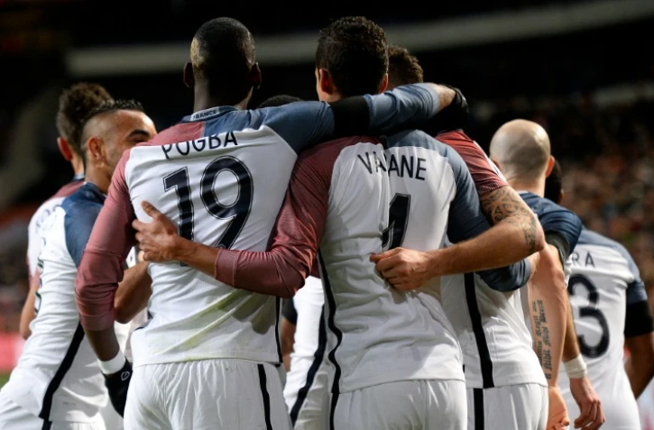 Paul Pogba (N.19) et Raphaël Varane après un but de l'équipe de France lors du match amical face aux Pays-Bas, le 25 mars 2016 à Amsterdam