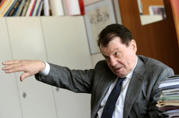 Le Prix Nobel de médecine Luc Montagnier dans son bureau à Paris, le 21 novembre 2010
