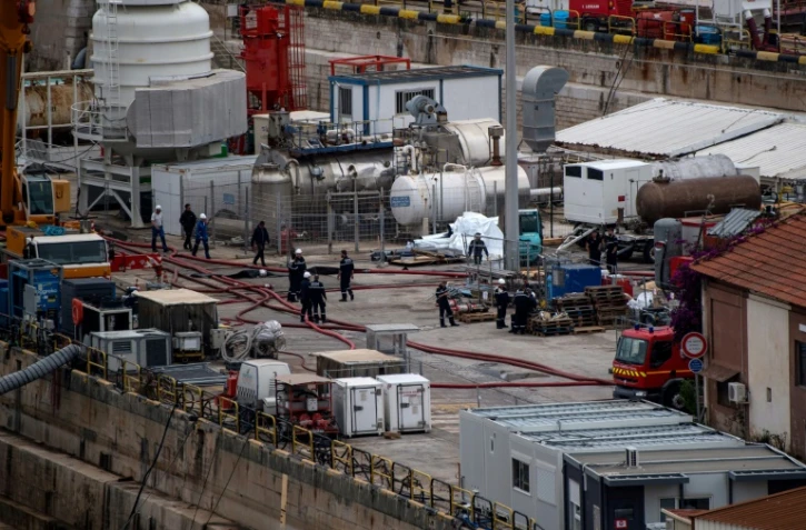 Intervention de marins et pompiers pour éteindre l'incendie à bord du sous-marin Perle, le 12 juin 2020 à Toulon