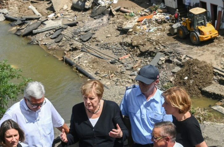 La chanceliĂšre allemande Angela Merkel visite le village de Schuld prĂšs de Bad Neuenahr-Ahrweiler, en Allemagne, aprĂšs les inondations meurtriĂšres, le 18 juillet 2021