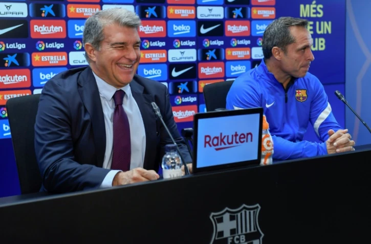 Le président du FC Barcelone Joan Laporta (g) et l'entraîneur par intérim Sergi Barjuan, lors d'une conférence de presse, le 29 octobre 2021 au Camp Nou, deux jours après le limogeage du Néerlandais Ronald Koeman