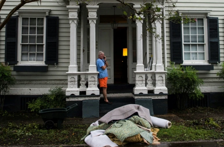 Un Américain nettoie sa maison inondée à New Bern en Caroline du Nord, le 15 septembre 2018
