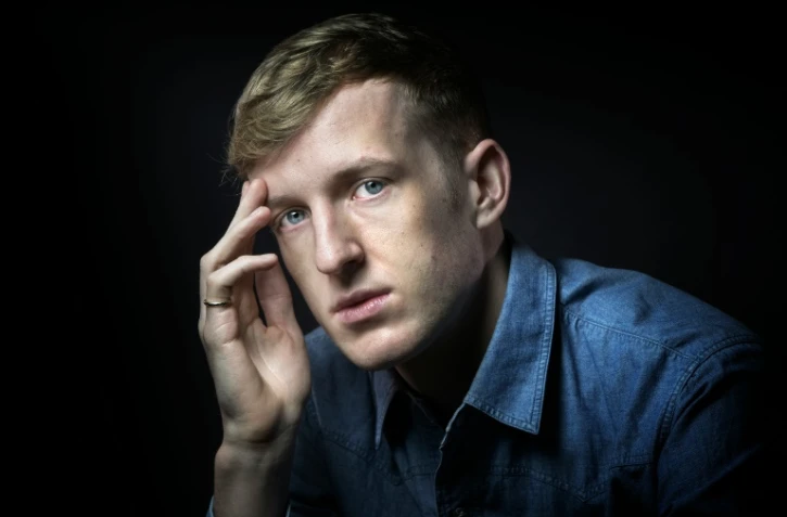 L'écrivain Edouard Louis pose pour l'AFP à Paris le 22 janvier 2016