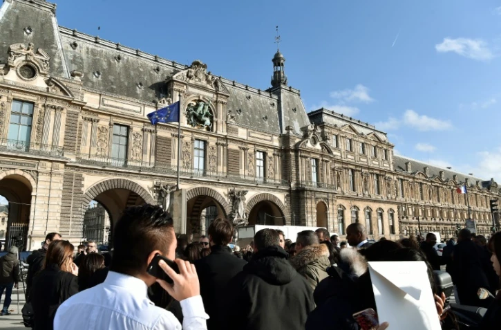 des visiteurs le 3 février 2017 au Carrousel du Louvre à Paris, après l'attaque terroriste contre des militaires