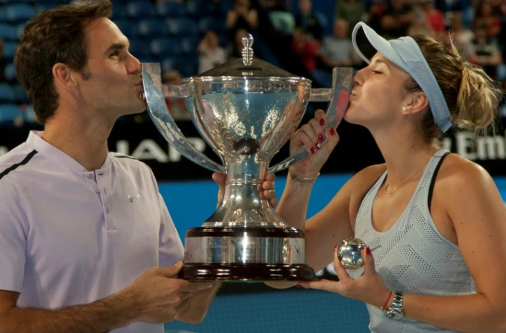 Les Suisses Roger Federer et Belinda Bencic embrassent le trophée après avoir remporté la Hopman Cup, le 6 janvier 2018 à Perth