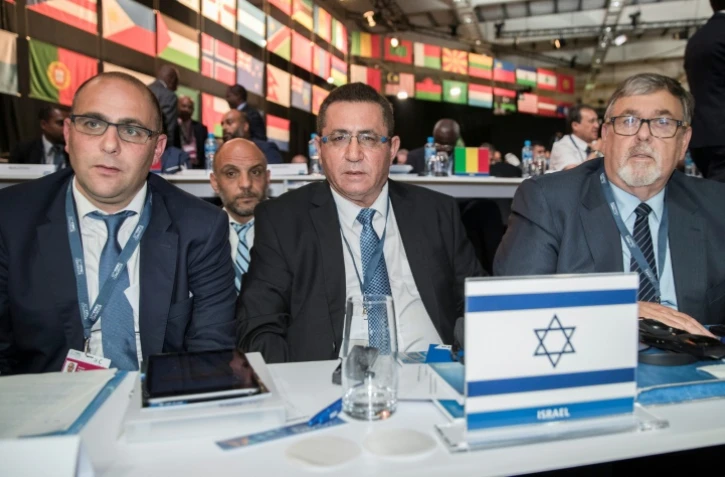 Le vice-président de la Fédération israélienne de footballRotem Kamer (g) et le président Ofer Eini (c), le 11 mai 2017 au Congrès de la Fifa à Manama (Bahreïn)

