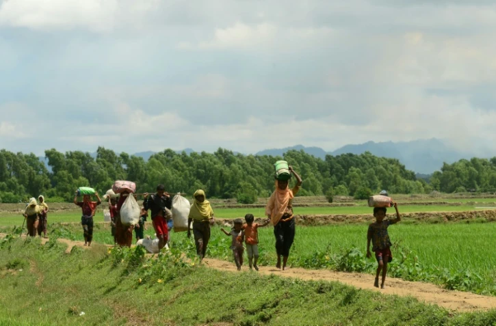 En moins d'un mois quelque 430.000 Rohingyas ont fui vers le Bangladesh, ici des réfugiés musulmans arrivent du Myanmar le 11 septembre 2017.