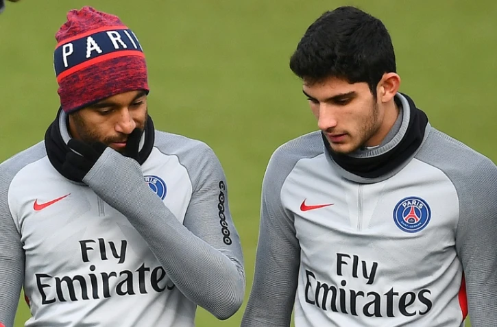 Le jeune attaquant portugais du PSG Gonçalo Guedes (d) parle à son coéquiper Lucas Moura lors d'un entraînement, le 28 janvier 2017 à Saint-Germain-en-Laye