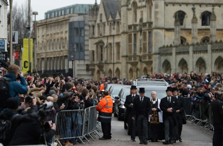 Procession accmpagnant le cercueil de l'astrophysicien Stephen Hawking dans les rues de Cambridge le 31 mars 2018