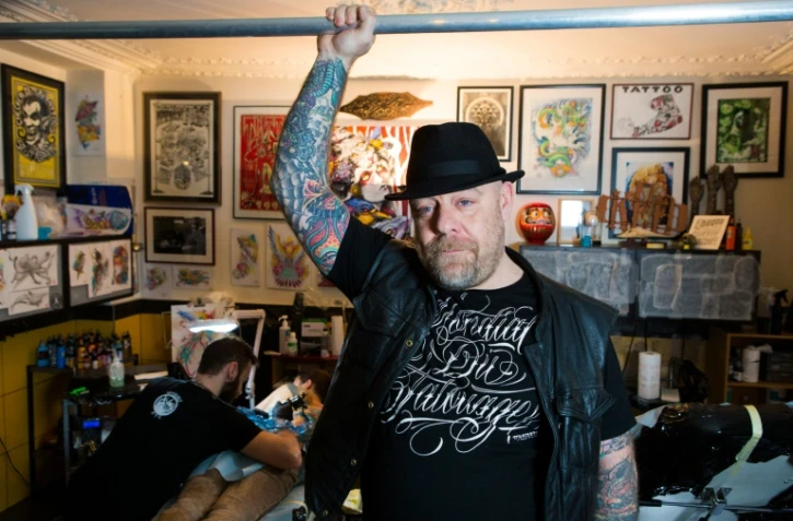 L'artiste Tin-Tin dans son studio de tatouage à Paris, le 2 mars 2016