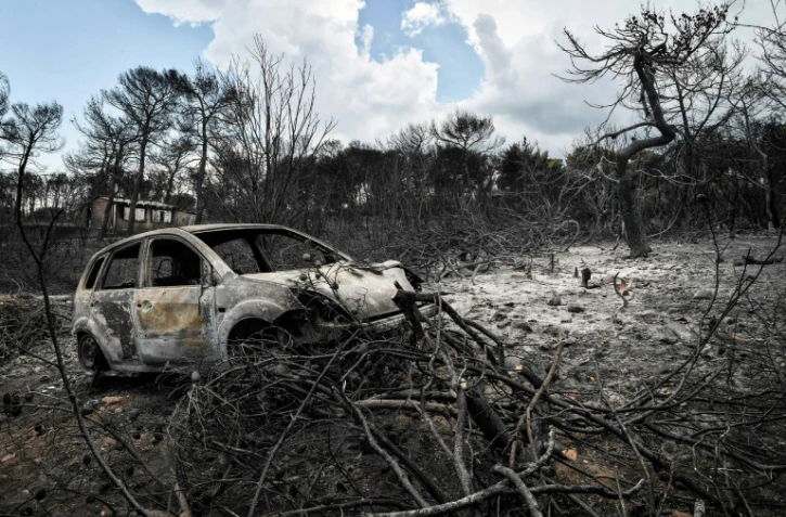 Restes d'une voiture calcinée à Mati en Grèce, le 27 juillet 2018
