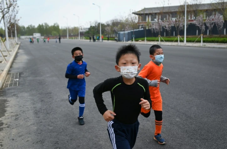 Des enfants dans une rue de Pékin, le 9 mai 2020
