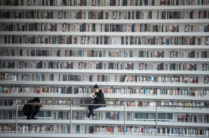 Dotée d'une architecture futuriste, cette bibliothèque chinoise inaugurée le mois dernier a fait sensation sur l'internet mondial. Seul problème: on trouve bien peu de livres dans ses rayonnages.