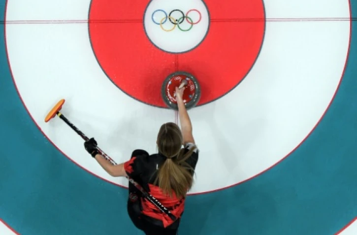 La canadienne Kaitlyn Lawes en action pour les premières compétitions officielles des jeux de Pyeongchang, le curling mixte, le 8 février 2018 à Gangneung, en Corée du Sud
