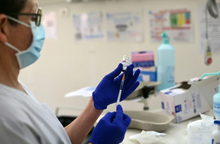 Une infirmière prépare une dose du vaccin d'AstraZeneca/Oxford contre le Covid, le 6 février 2021 à Lyon